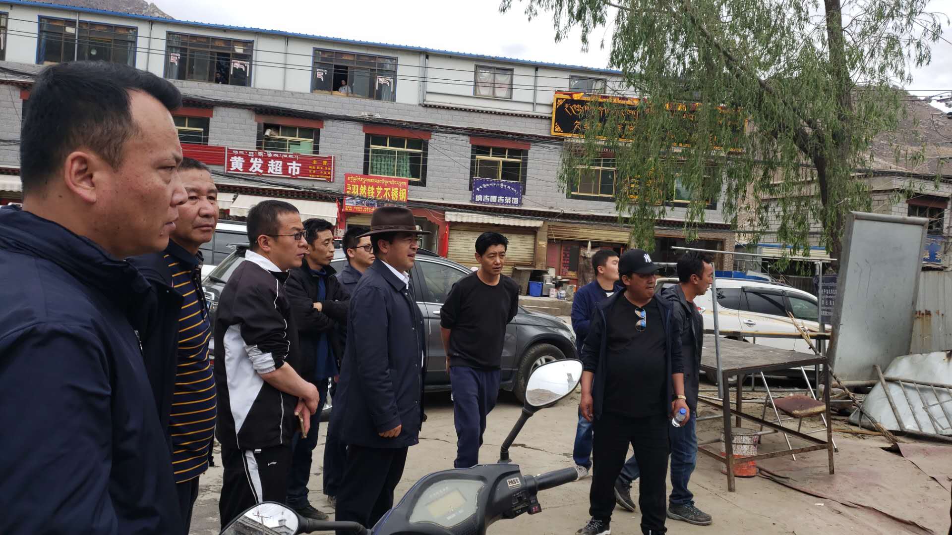 刘亮赴娘热街道调研农牧民饮水打井项目